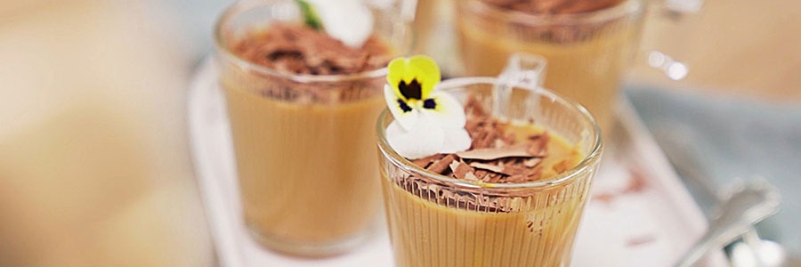 Hotová kávovo-karamelová panna cotta